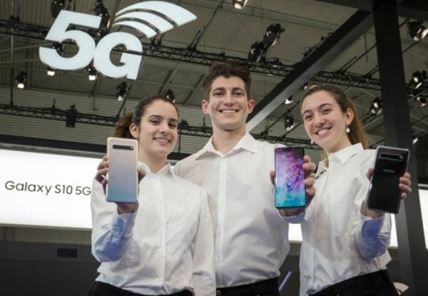 삼성전자 모델들이 5G 스마트폰 '갤럭시S10 5G'를 소개하고 있다. (삼성전자 제공)