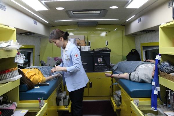 NHN 임직원들이 헌혈하는 모습. (사진=NHN)